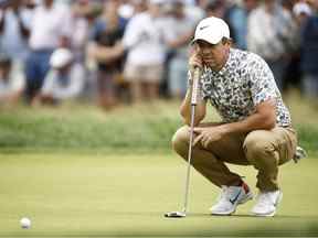 Rory McIlroy d'Irlande du Nord aligne un putt sur le neuvième green lors de la première manche du 122e US Open Championship au Country Club le 16 juin 2022 à Brookline, Massachusetts.