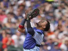 Le receveur des Blue Jays Gabriel Moreno attrape un popup frappé par Jonathan Schoop des Tigers lors de la troisième manche d'un match de baseball, le samedi 11 juin 2022, à Detroit.