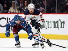 Connor McDavid (97 ans) des Oilers d'Edmonton cherche la rondelle contre JT Compher (37 ans) de l'Avalanche du Colorado dans le premier match de la finale de la Conférence de l'Ouest des séries éliminatoires de la Coupe Stanley 2022 au Ball Arena le 31 mai 2022 à Denver.