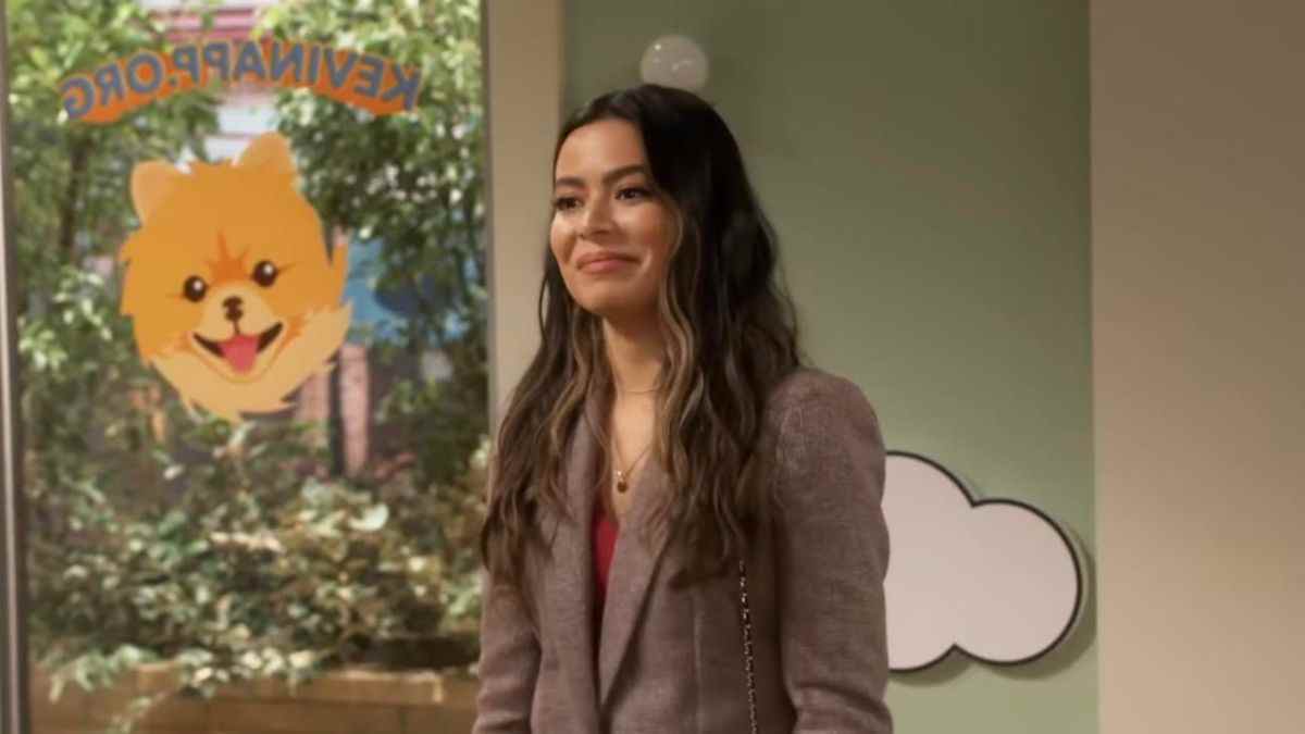 Miranda Cosgrove partage des réflexions honnêtes sur son moment d'appréciation de la bombe F virale
