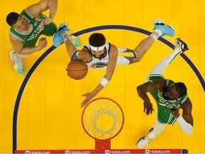 Klay Thompson des Golden State Warriors tire au cours de la première mi-temps contre les Boston Celtics lors du deuxième match de la finale de la NBA 2022 au Chase Center le 05 juin 2022 à San Francisco, Californie.