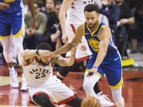 Fred Vanvleet est victime d'une faute de Steph Curry en action au 2e quart-temps alors que les Raptors de Toronto mènent les Golden State Warriors lors du premier match de la finale de la NBA à Toronto.  le vendredi 31 mai 2019.