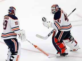 Mikko Koskinen (19 ans) des Oilers d'Edmonton remplace Mike Smith (41 ans) contre l'Avalanche du Colorado dans le premier match de la finale de la Conférence de l'Ouest des séries éliminatoires de la Coupe Stanley 2022 au Ball Arena le 31 mai 2022 à Denver.