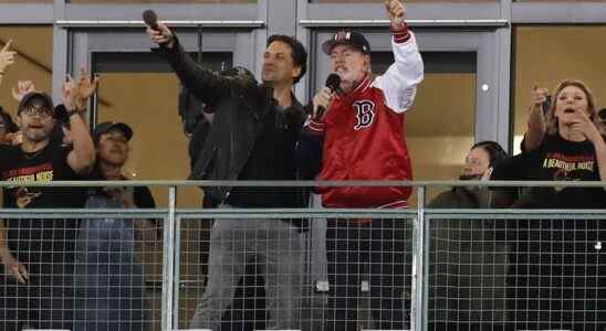 Neil Diamond chante « Sweet Caroline » au match des Red Sox de Boston dans une apparence rare après la retraite