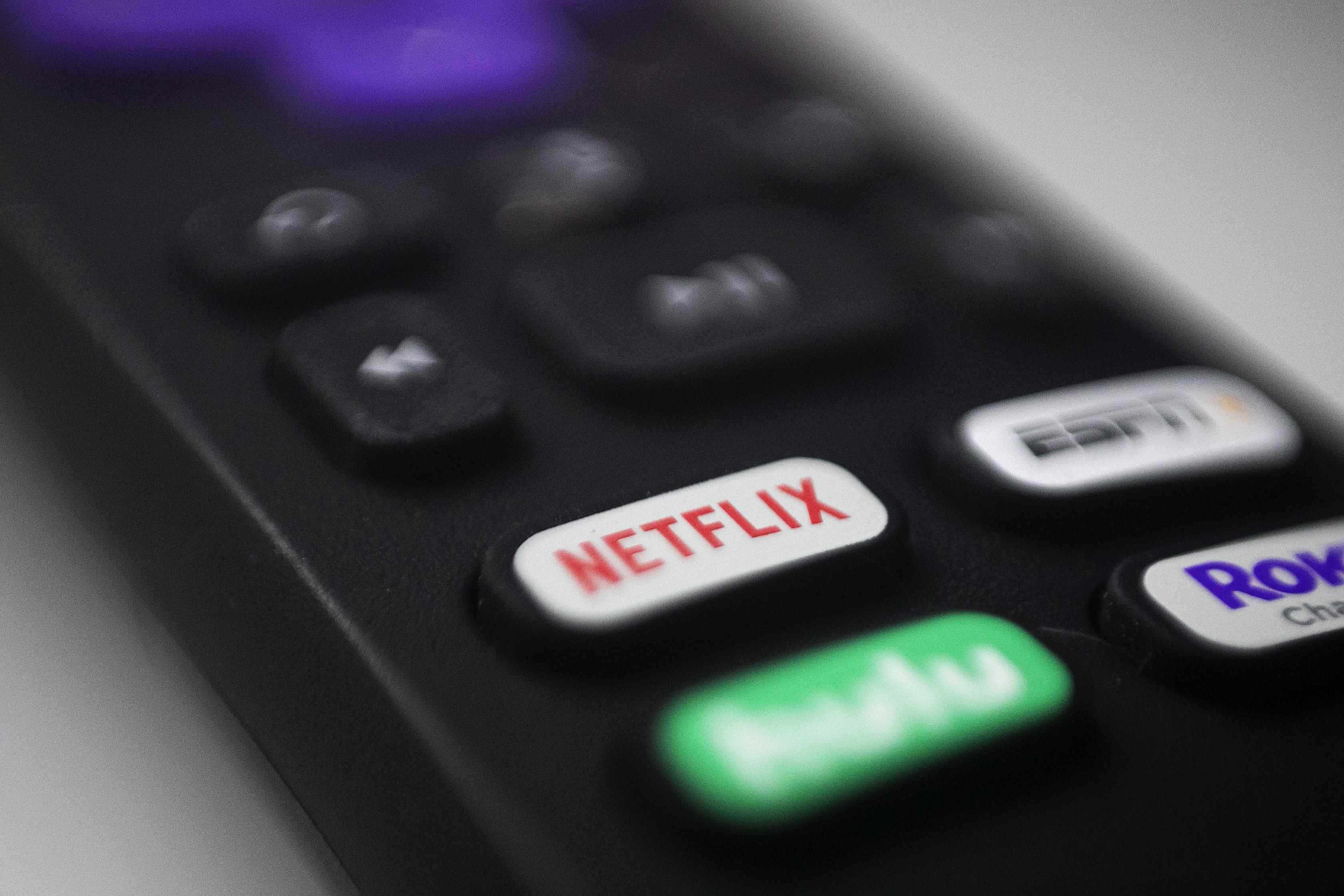 Ce 13 août 2020, une photo montre les logos de Netflix, Hulu, ESPN et Roku sur une télécommande à Portland, Oregon. (AP Photo/Jenny Kane)