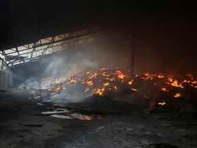 Les graines brûlent dans un silo à grains après avoir été bombardé à plusieurs reprises, au milieu de l'invasion russe de l'Ukraine, dans la région de Donetsk.  La crise en Ukraine fait partie d'une série de menaces qui pèsent sur les systèmes alimentaires mondiaux.