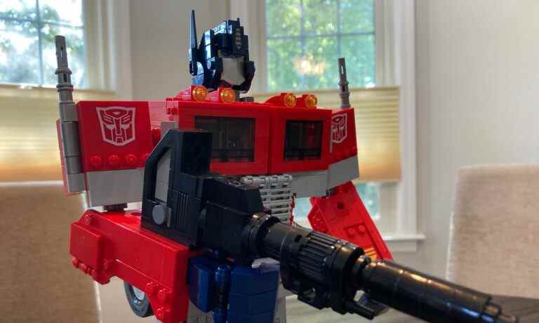 Nous construisons le LEGO Optimus Prime, et il se transforme réellement
