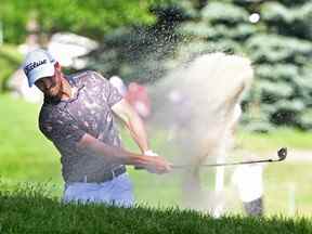 Wyndham Clark frappe un coup de bunker au 15e trou lors de la deuxième ronde du tournoi de golf de l'Omnium canadien RBC.