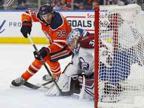 22 avril 2022 ;  Edmonton, Alberta, CAN ;  Le gardien de but de l'Avalanche du Colorado Darcy Kuemper (35 ans) fait un arrêt sur l'attaquant des Oilers d'Edmonton Leon Draisaitl (29 ans) au cours de la troisième période à Rogers Place.