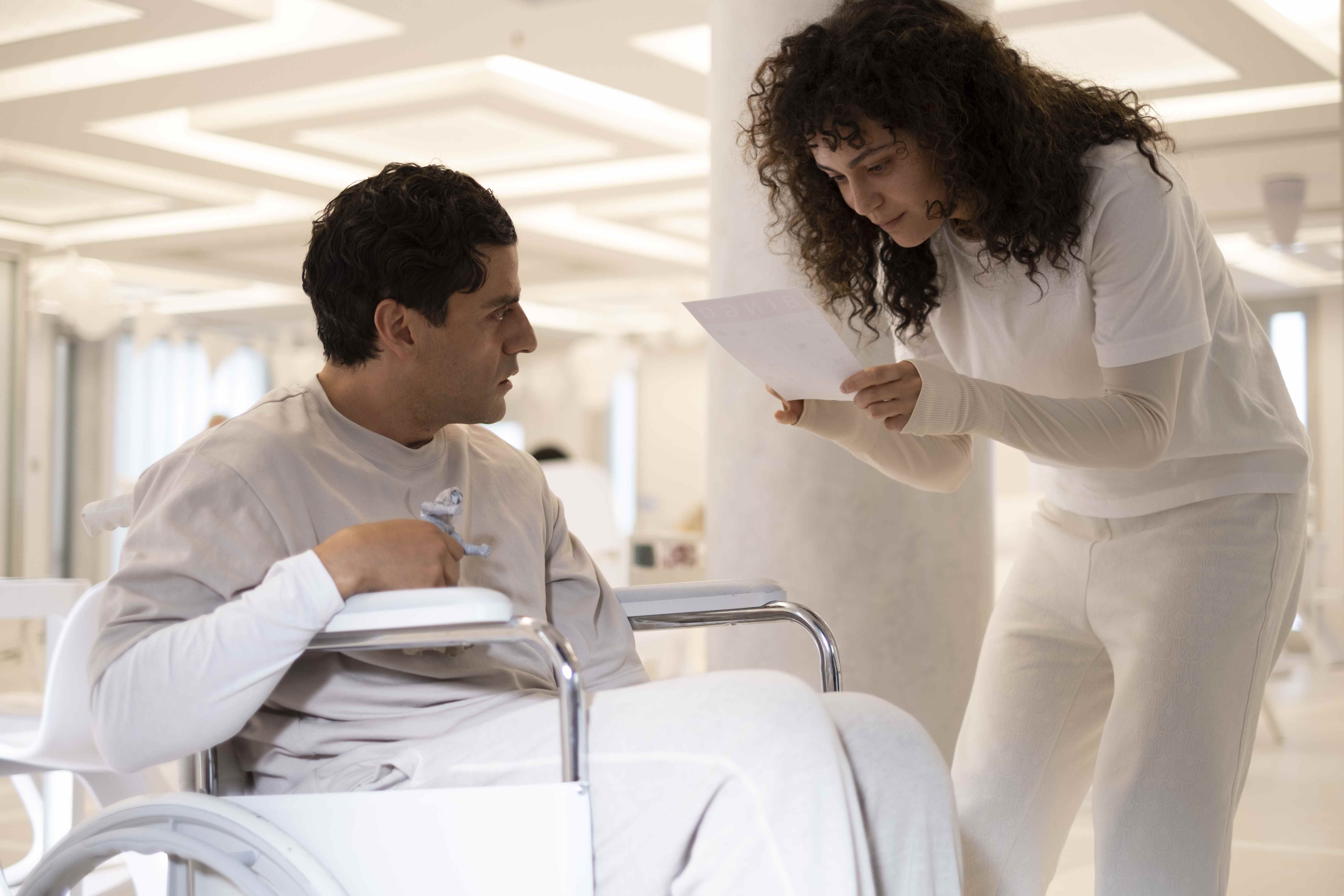 (LR) : Oscar Isaac dans le rôle de Marc Spector/Steven Grant et May Calamawy dans le rôle de Layla El-Faouly dans MOON KNIGHT de Marvel Studios.  Photo de Gabor Kotschy.  ©Marvel Studios 2022. Tous droits réservés.