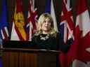 La députée conservatrice Michelle Rempel Garner tient une conférence de presse sur la Colline du Parlement à Ottawa, le 5 avril 2022. Garner envisage une éventuelle candidature au poste de chef du Parti conservateur uni du premier ministre de l'Alberta, Jason Kenney, à la suite de son annonce le mois dernier qu'il démissionnait après avoir survécu de justesse à un examen de la direction.