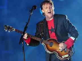 Paul McCartney se produit au Super Bowl XXXIX.