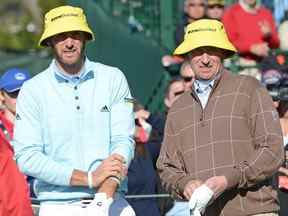 Dustin Johnson (L) et Wayne Gretzky attendent au 17e tee lors de la troisième manche du Pro-Am National AT&T Pebble Beach à Pebble Beach Golf Links le 9 février 2013 à Pebble Beach, Californie.