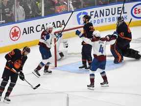 JT Compher, numéro 37 de l'Avalanche du Colorado, célèbre un but en troisième période contre les Oilers d'Edmonton dans le troisième match de la finale de l'Association de l'Ouest des séries éliminatoires de la Coupe Stanley 2022 à Rogers Place le samedi 4 juin 2022.