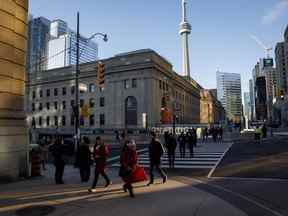 Les navetteurs du matin près de la gare Union au centre-ville de Toronto.