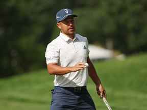 Xander Schauffele des États-Unis salue sur le 14e green lors de la première manche du 122e US Open Championship au Country Club le 16 juin 2022 à Brookline, Massachusetts.