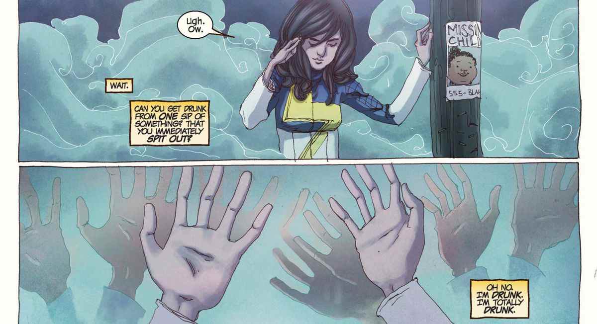 Kamala Khan s'arrête, désorientée, par un poteau téléphonique, alors que des brumes tourbillonnantes l'entourent.  