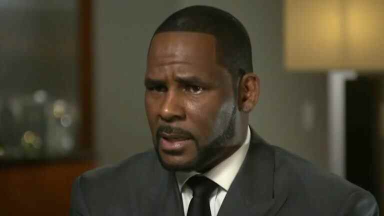 R. Kelly condamné à une longue peine de prison neuf mois après avoir été reconnu coupable de trafic sexuel
