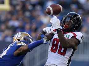 CFL Winnipeg Blue Bombers Marcus Sayles (14) en action de jeu avec Ottawa Redblacks Caleb Holley (80) à Winnipeg.  Vendredi 19 juillet 2019.