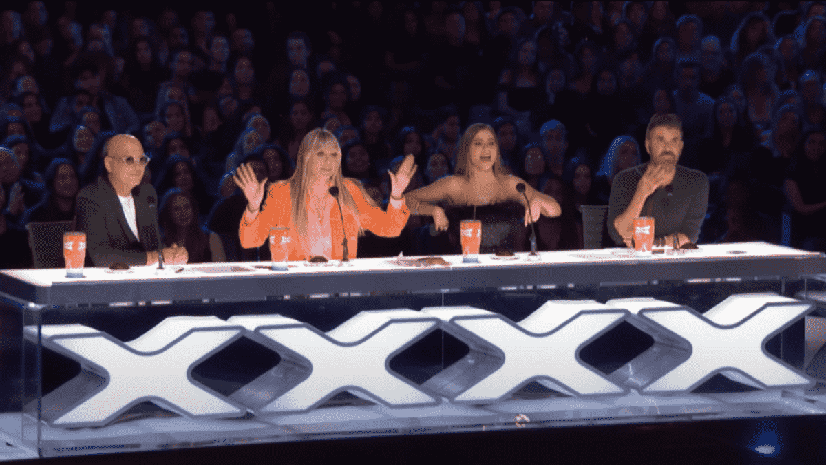 Regardez le premier gagnant du Golden Buzzer de la saison 17 d'America's Got Talent faire pleurer la foule avec une histoire et des performances incroyables
