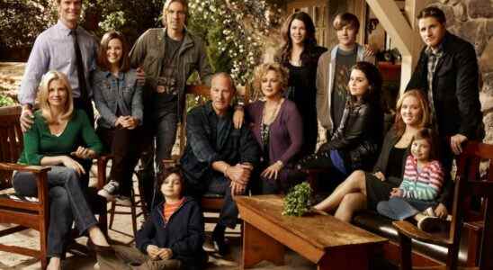 PARENTHOOD cast reunion (l-r) top row; Peter Krause as Adam Braverman, Sarah Ramos as Haddie Braverman, Dax Shepard as Crosby Braverman, Lauren Graham as Sarah Braverman, Miles Heizer as Drew Holt, Sam Jaeger as Joel Graham, bottom row; Monica Potter as Kristina Braverman, Max Burkholder as Max Braverman, Craig T. Nelson as Zeek Braverman, Bonnie Bedelia as Camille Braverman, Mae Whitman as Amber Holt, Erika Christensen as Julia Braverman-Graham, Savannah Rae as Sydney Graham -- NBC Photo: Art Streiber.