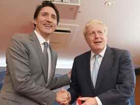 Le Premier ministre Justin Trudeau pose pour les photographes avec le Premier ministre britannique Boris Johnson le 26 juin 2022, le premier jour du sommet de trois jours du G7 au Schloss Elmau dans les Alpes bavaroises.