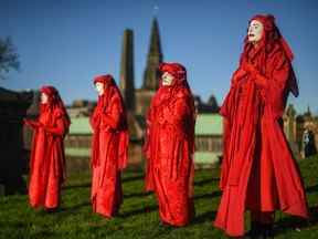 Les militants du climat Extinction Rebellion manifestent à Glasgow lors du sommet sur le climat COP26 le 13 novembre 2021.