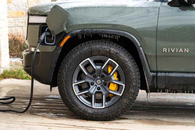 Rivian ouvre ses trois premiers sites de recharge rapide « Adventure Network »