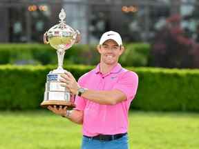 Rory McIlroy, d'Irlande du Nord, pose avec le trophée après avoir remporté l'Omnium canadien RBC au St. George's Golf and Country Club, dimanche à Toronto.