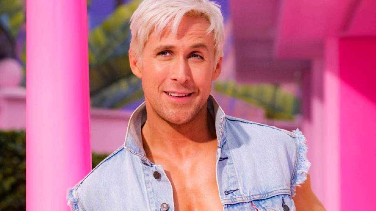 Ryan Gosling entre dans le monde de Barbie avec son premier regard en tant que Ken
