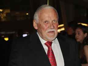 Bernie Parent marche sur le tapis rouge avant la cérémonie d'intronisation 2018 au Temple de la renommée du hockey le 12 novembre 2018 à Toronto, Ontario, Canada.