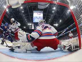 Igor Shesterkin des Rangers de New York arrête un tir contre Brandon Hagel du Lightning de Tampa Bay dans le troisième match de la finale de la Conférence de l'Est des séries éliminatoires de la Coupe Stanley 2022 à Amalie Arena le 05 juin 2022 à Tampa, en Floride.