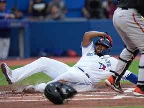 Le joueur de premier but des Blue Jays de Toronto Vladimir Guerrero Jr. (27 ans) est en sécurité à la maison lors de la première manche de baseball de la Ligue américaine MLB contre les Orioles de Baltimore à Toronto le mercredi 15 juin 2022.