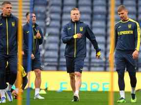 Des joueurs ukrainiens participent à une séance d'entraînement en équipe à Hampden Park, à Glasgow, le 31 mai 2022 à la veille de leur match de football de qualification pour la Coupe du monde 2022 contre l'Écosse.  L'équipe nationale ukrainienne n'a pas disputé de match de compétition depuis novembre 2021.