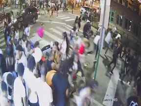 Une capture d'écran d'une vidéo de surveillance de la fusillade montre des gens dans une rue bondée courant dans la panique, vraisemblablement après des coups de feu, à Philadelphie, Pennsylvanie, le 4 juin 2022.