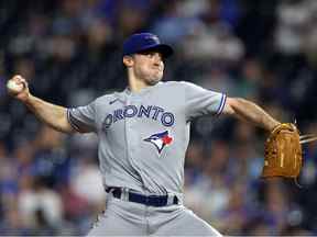 Le lanceur partant Ross Stripling des Blue Jays de Toronto lance lors de la 1ère manche du match contre les Royals de Kansas City au Kauffman Stadium le 06 juin 2022 à Kansas City, Missouri.