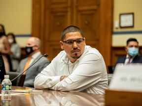 Miguel Cerrillo, père de Miah Cerrillo, élève de quatrième année à la Robb Elementary School à Uvalde, Texas, attend de témoigner devant une audience du comité de la Chambre sur la surveillance et la réforme sur la violence armée à Capitol Hill à Washington, États-Unis, le 8 juin 2022.