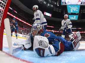 Darcy Kuemper de l'Avalanche du Colorado plonge à travers le pli pendant les prolongations contre le Lightning de Tampa Bay dans le premier match de la finale de la Coupe Stanley 2022 au Ball Arena le 15 juin 2022 à Denver, Colorado.