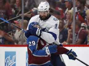 Pat Maroon du Lightning de Tampa Bay bat Nathan MacKinnon de l'Avalanche du Colorado après le jeu de la deuxième période du cinquième match de la finale de la Coupe Stanley 2022 au Ball Arena le 24 juin 2022 à Denver.