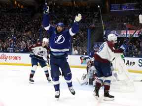 Pat Maroon du Lightning de Tampa Bay célèbre après avoir marqué un but contre Darcy Kuemper de l'Avalanche du Colorado.