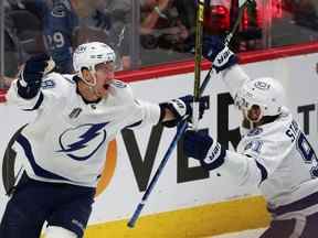 L'attaquant de la foudre Ondrej Palat, à gauche, célèbre un but avec son coéquipier Steven Stamkos lors de la troisième période du cinquième match de la finale de la Coupe Stanley de la LNH contre l'Avalanche au Ball Arena de Denver, le vendredi 24 juin 2022.