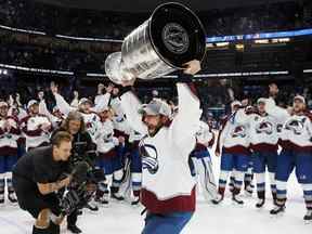 Andrew Cogliano de l'Avalanche du Colorado hisse la Coupe Stanley après que son équipe a battu le Lightning de Tampa Bay 2-1 dans le sixième match pour remporter la Coupe Stanley dimanche soir à Tampa, en Floride.