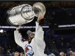 26 juin 2022 ;  Tampa, Floride, États-Unis ;  Le centre de l'Avalanche du Colorado, Nazem Kadri, célèbre avec la Coupe Stanley après le match de l'Avalanche contre le Lightning de Tampa Bay lors du sixième match de la finale de la Coupe Stanley 2022 à l'Amalie Arena.