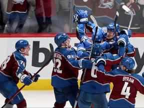 Andre Burakovsky (95) de l'Avalanche du Colorado célèbre avec ses coéquipiers après avoir marqué un but contre Andrei Vasilevskiy du Lightning de Tampa Bay pendant les prolongations pour remporter le premier match de la finale de la Coupe Stanley 2022 4-3 au Ball Arena le 15 juin 2022 à Denver.