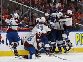 L'Avalanche du Colorado célèbre le but gagnant de l'avant de l'Avalanche du Colorado Artturi Lehkonen (62) pendant la période de prolongation dans le quatrième match de la finale de la Conférence de l'Ouest des séries éliminatoires de la Coupe Stanley 2022 à Rogers Place.