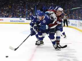 Nicholas Paul du Lightning de Tampa Bay et Mikko Rantanen de l'Avalanche du Colorado se battent pour la rondelle lors de la première période du troisième match de la Finale de la Coupe Stanley de la LNH 2022 à Amalie Arena le 20 juin 2022 à Tampa, en Floride.