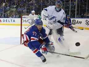 Frank Vatrano # 77 des Rangers de New York tente de gérer la rondelle contre le Lightning de Tampa Bay au cours de la troisième période du cinquième match de la finale de la Conférence de l'Est des séries éliminatoires de la Coupe Stanley 2022 au Madison Square Garden le 09 juin 2022 à New York City .