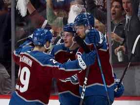 Cale Makar # 8 de l'Avalanche du Colorado célèbre avec Valeri Nichushkin # 13 et Nathan MacKinnon # 29 après avoir marqué un but contre les Oilers d'Edmonton lors de la première période du premier match de la finale de la Conférence de l'Ouest des séries éliminatoires de la Coupe Stanley 2022 à Ball Arena en mai décédé le 31 décembre 2022 à Denver, Colorado.