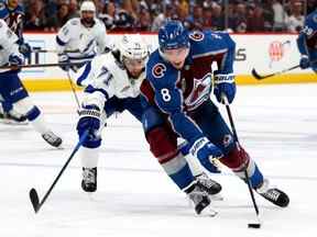 Cale Makar de l'Avalanche du Colorado porte la rondelle devant Anthony Cirelli du Lightning de Tampa Bay lors du premier match de la finale de la Coupe Stanley 2022 au Ball Arena de Denver le 15 juin 2022.