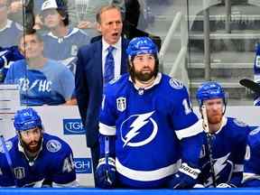 L'entraîneur-chef Jon Cooper et Pat Maroon # 14 du Lightning de Tampa Bay réagissent au cours de la troisième période contre l'Avalanche du Colorado lors du quatrième match de la finale de la Coupe Stanley de la LNH 2022 à Amalie Arena le 22 juin 2022 à Tampa, en Floride.